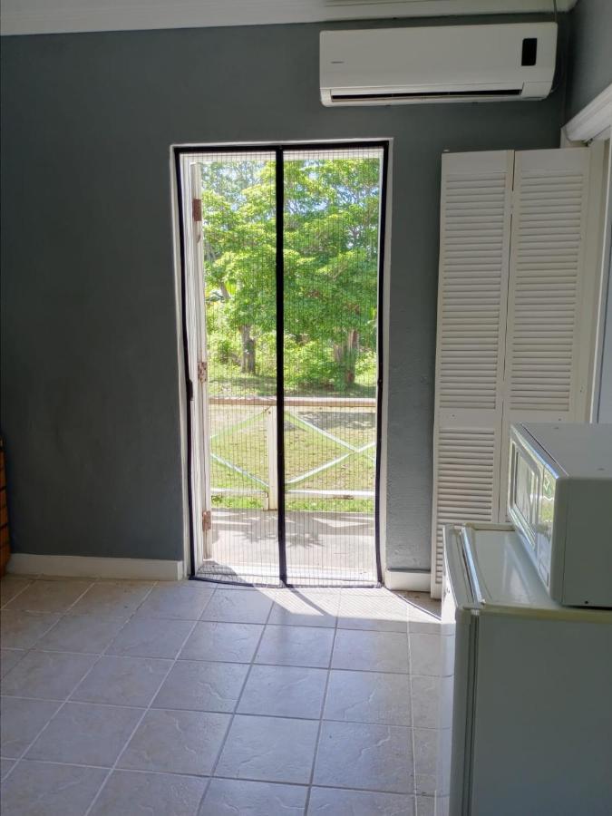 Surfers Manor Motel Gregory Town Bagian luar foto