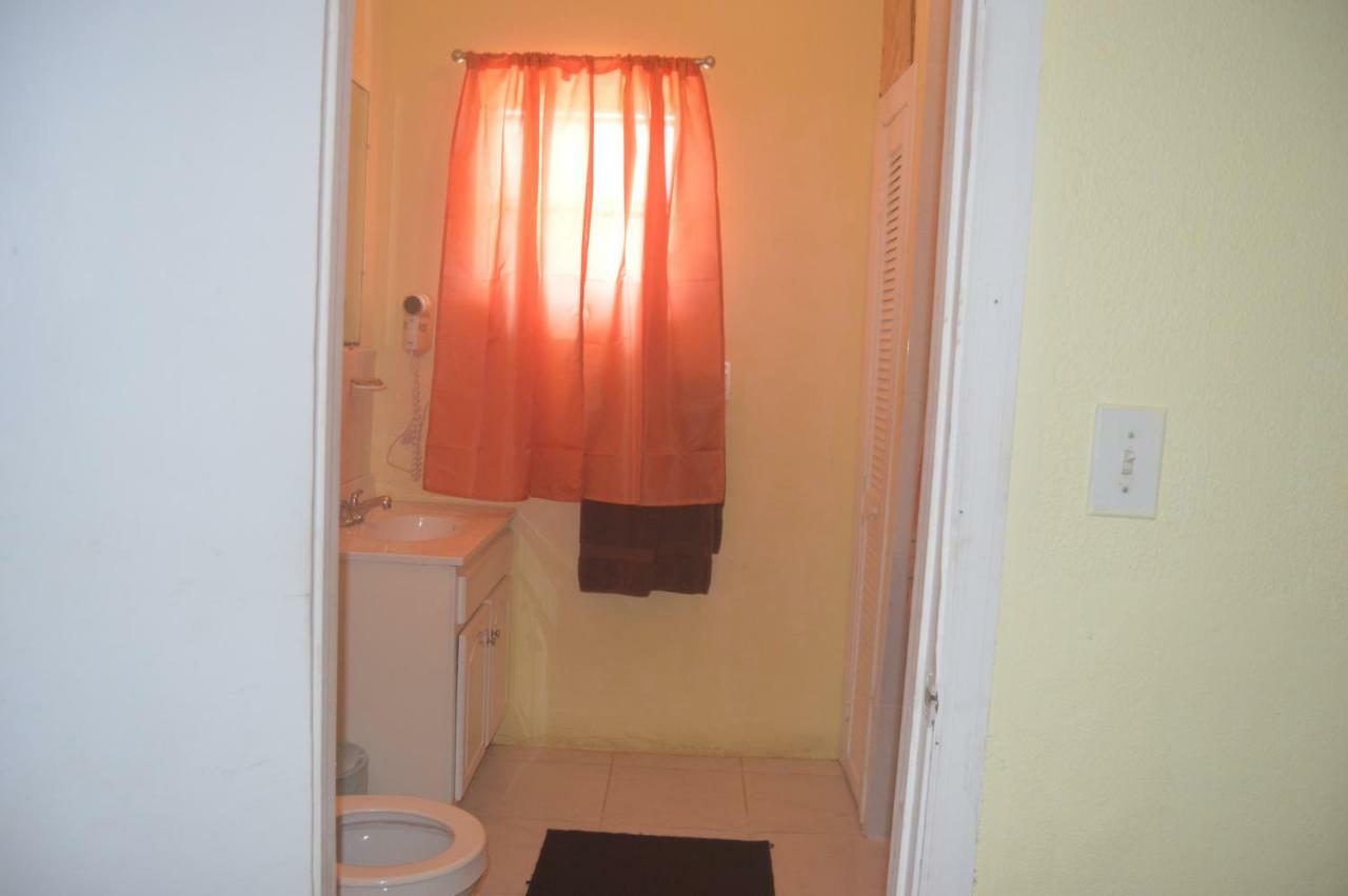 Surfers Manor Motel Gregory Town Bagian luar foto
