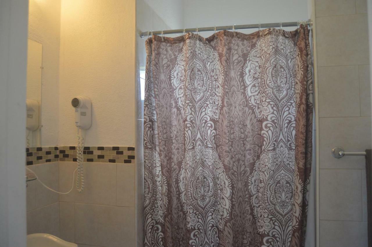 Surfers Manor Motel Gregory Town Bagian luar foto