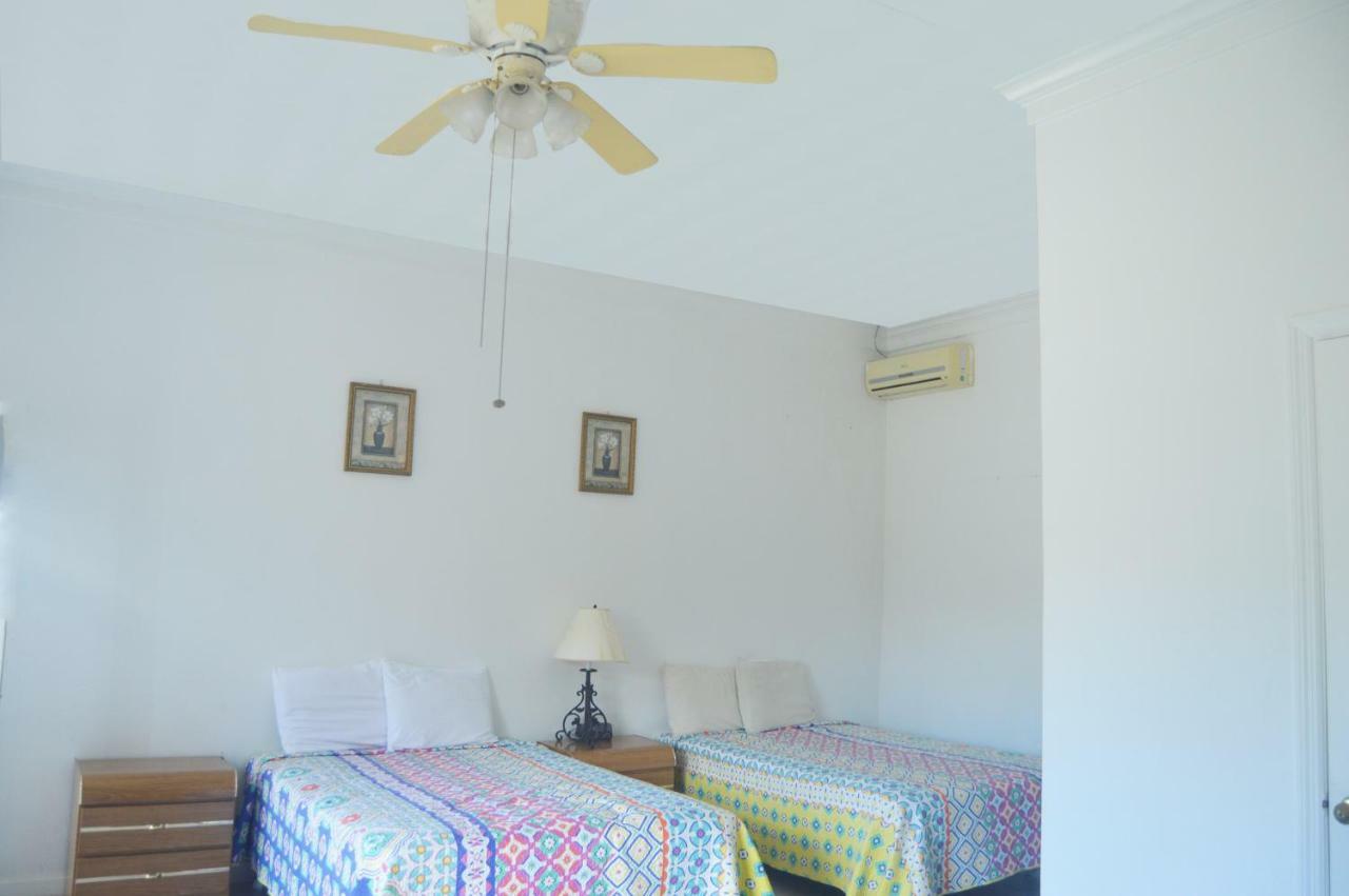 Surfers Manor Motel Gregory Town Bagian luar foto